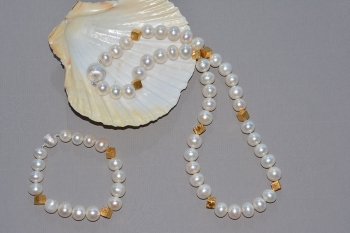 Süsswasser Perlenkette weiss Ø 10-11mm mit 8 vergoldeten Zwischenteilen
